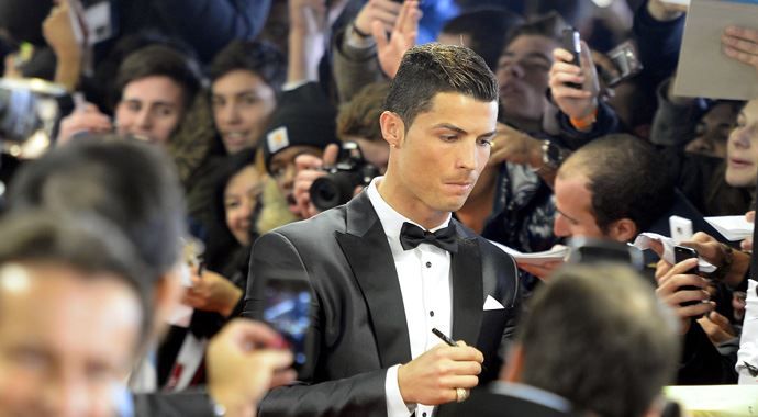 Cristiano Ronaldo, 2013 FIFA Altın Top ödülünü kucakladı