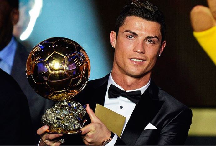 Cristiano Ronaldo gözyaşlarıyla ödülünü aldı