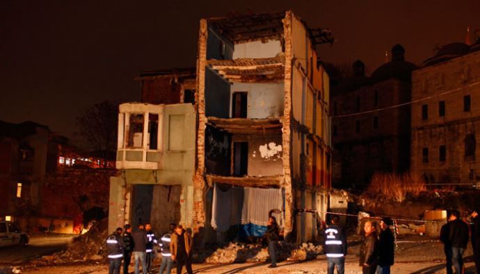 Fatih&#039;te Suriyelilerin konakladığı bina çöktü
