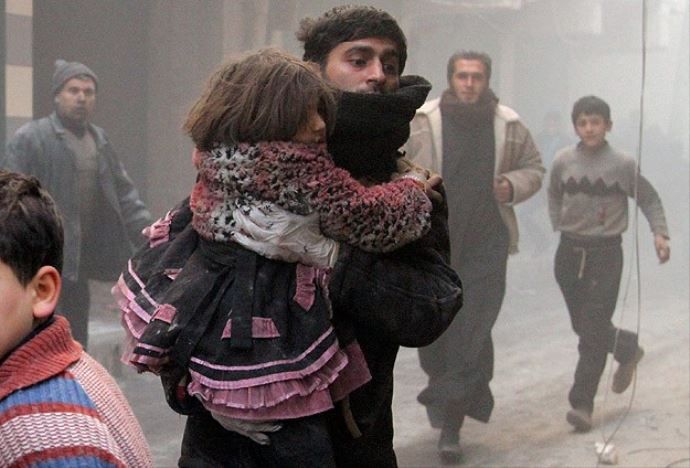 Esad, insanların açlıktan öldüğü Yermuk&#039;a varil bombası attı