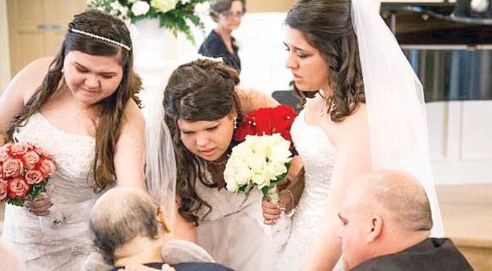 Üç kardeş anne hatırı için aynı gün evlendi