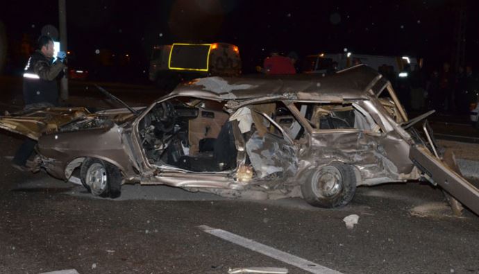Karaman&#039;da iki otomobil çarpıştı: 3 ölü, 4 yaralı