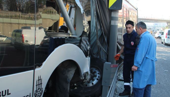 Zeytinburnu&#039;nda metrobüs kaza yaptı