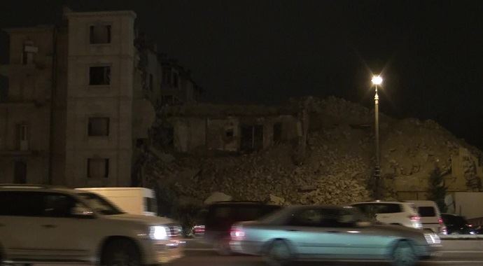 Bakü&#039;de yıkım çalışması yapılan bina çöktü: 2 ölü