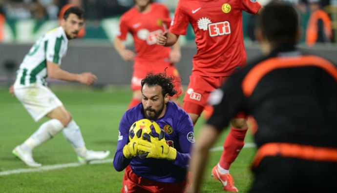 Bursa&#039;da ilginç maç! Servet Çetin penaltı kurtardı