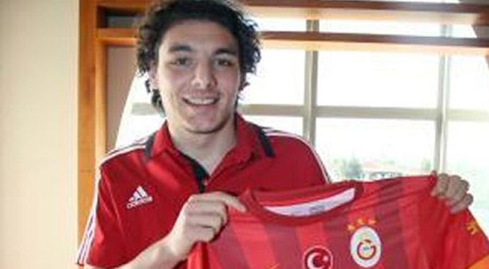 Galatasaray&#039;ın yeni transferi Salih Dursun&#039;dan formalı poz!