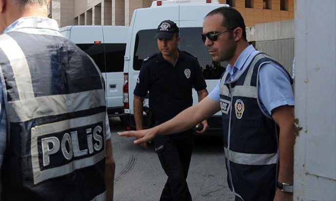 Antalya&#039;da paralel operasyonunda gözaltına alınan 6 polis adliyede