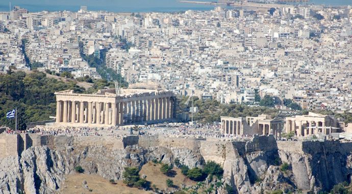 Atina&#039;da Rus turist skandalı, Akropolis&#039;te zıplarken duvar yıktılar!