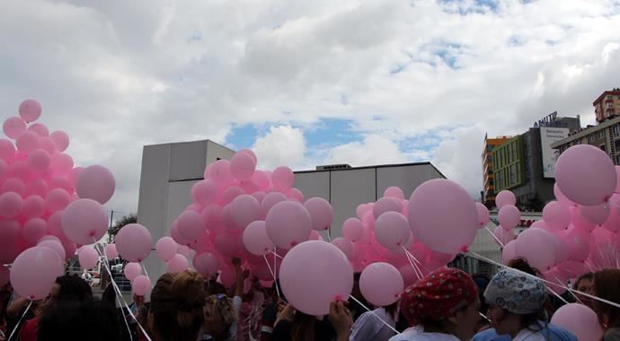 Kadınlar, meme kanserine karşı pembe balon uçurdu