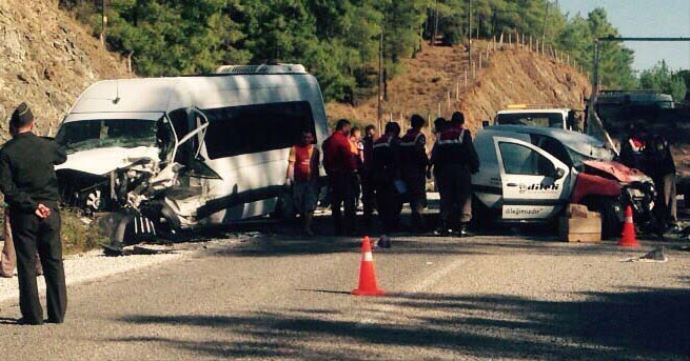 Turistleri taşıyan minibüsü kaza yaptı: 1 ölü, 7 yaralı