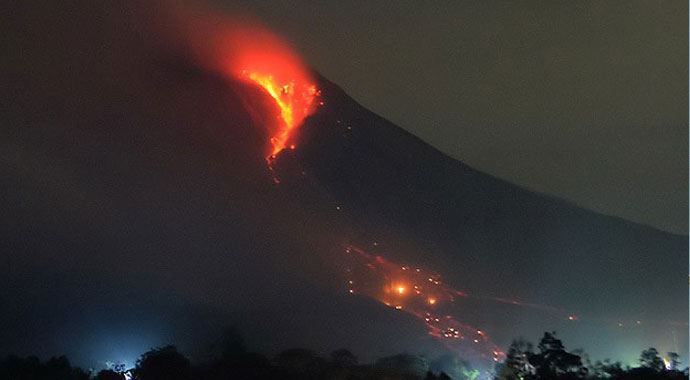 Sinabung Yanardağı 400 yıl sonra harekete geçti