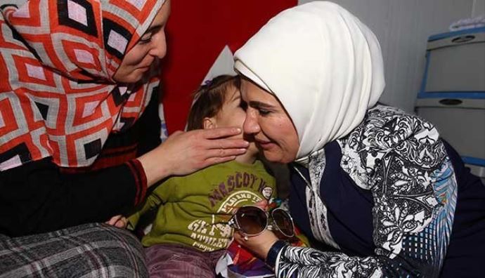 Emine Erdoğan&#039;dan Suriyeli sığınmacılara ziyaret