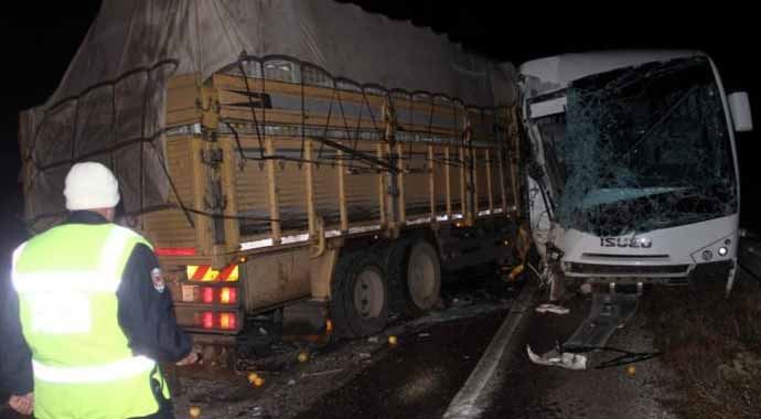 Mersin&#039;de feci trafik kazası: 2 ölü 