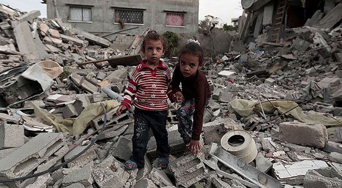 Gazzeli çocuklar enkaz altında &quot;kışlıklarını&quot; arıyor