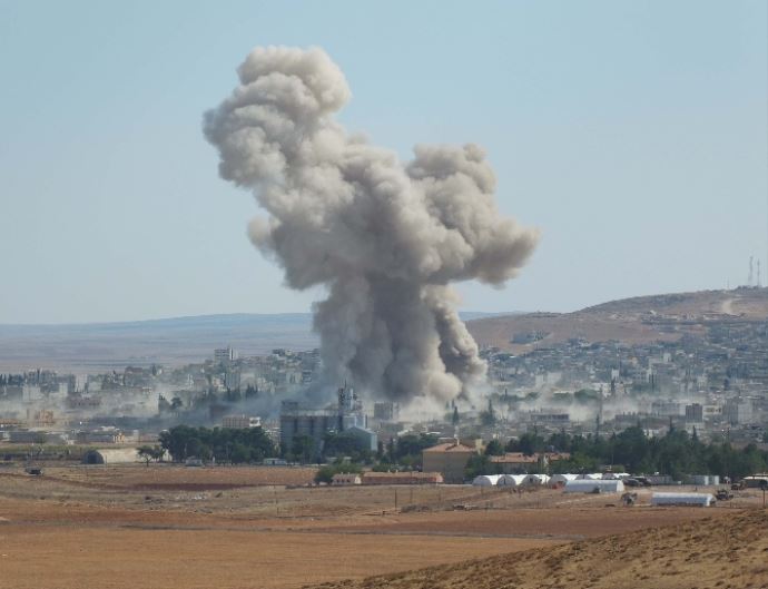 Kobani&#039;de dumanlar bir anda yükseldi