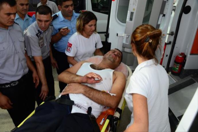 Adana polis arabasına molotof attılar, 2 yaralı var