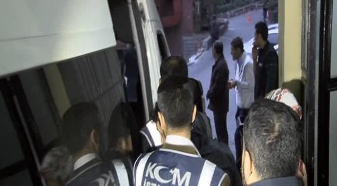 İstanbul&#039;da gözaltına alınan 16 polis sağlık kontrolünden geçirildi