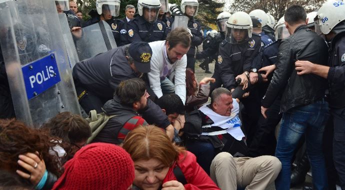 Meclis önünde kavga, 10 kişi gözaltına alındı