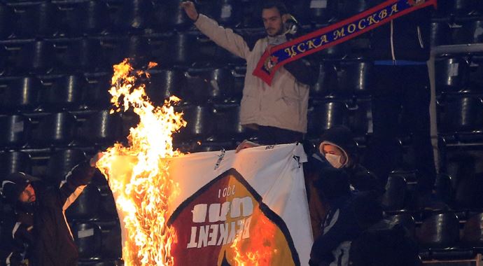 Partizan taraftarları UltrAslan bayrağı yaktı