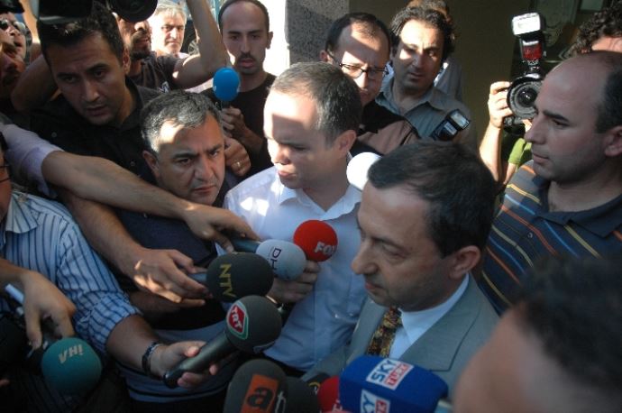 Hayyam Garipoğlu Türkiye&#039;ye ayak bastığı gibi tutuklandı!