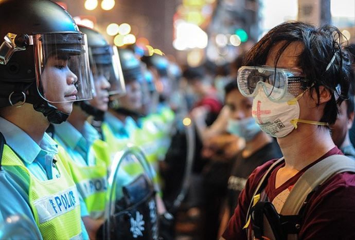 Hong Kong&#039;da 100&#039;den fazla gözaltı