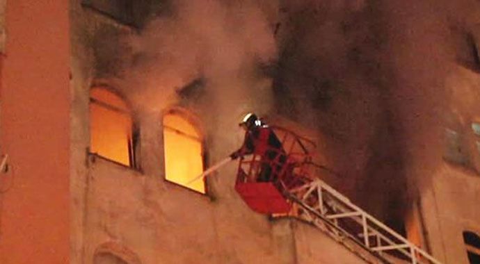 Mersin&#039;deki yangın vatandaşları korkuttu