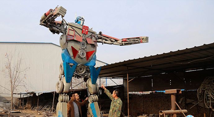 Oğluna Transformers robotu yaptı