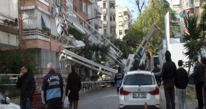 Kadıköy&#039;de 6 katlı binanın üzerine vinç devrildi