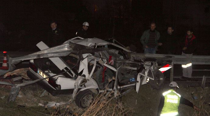 Afyonkarahisar&#039;da otomobil bariyerlere saplandı: 3 ölü