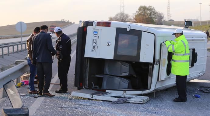 Eskişehir&#039;de işçi minibüsü devrildi: 12 yaralı