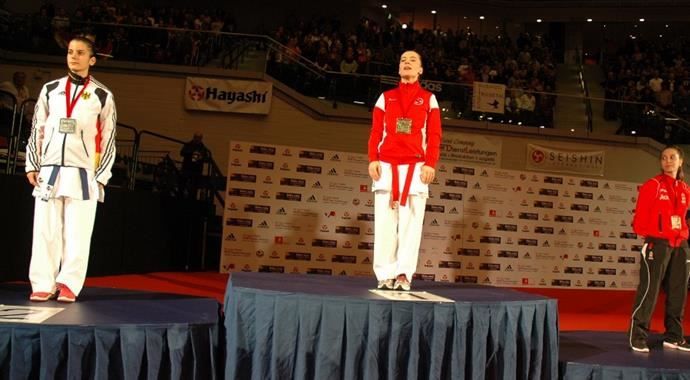 Bakan Kılıç, milli karateci Serap Özçelik&#039;ı tebrik etti