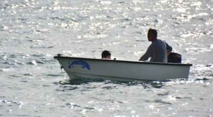 Kaçak göçmenleri taşıyan tekne alabora oldu: 2 ölü 