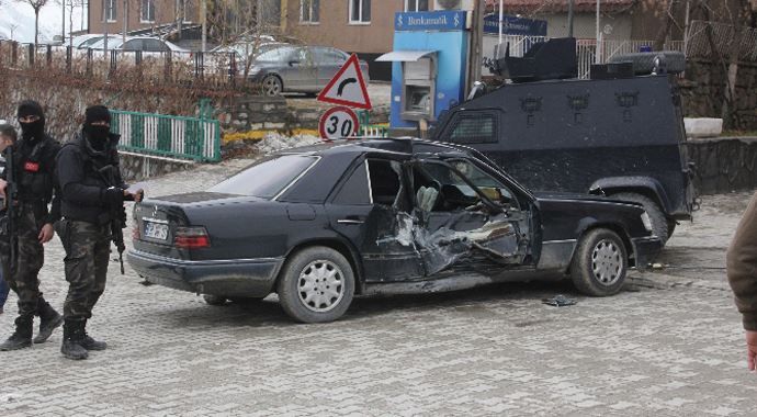 Sivil polis aracı zırhlı polis arabasına çarptı, 1 yaralı var