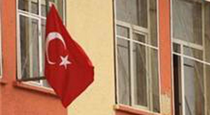 Adana&#039;da Türk bayrağı indirildi