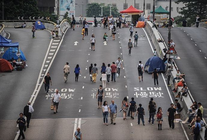 Hong Kong&#039;da gösteri alanları boşaltılıyor