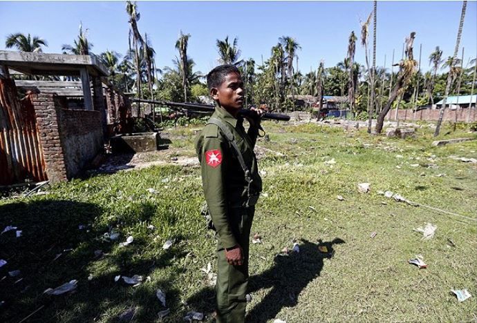 Myanmar&#039;da isyancılar askeri kampa saldırdı