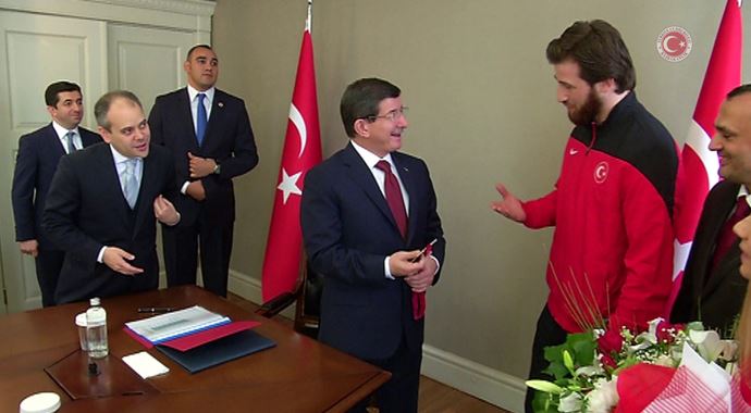 Başbakan Davutoğlu karetecileri kabul etti