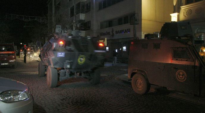 Diyarbakır&#039;da emniyet müdürlüğüne bombalı saldırı