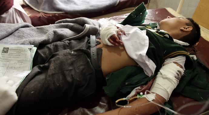 Taliban militanları üzerinde bombalarla okul bastı, 126 ölü var