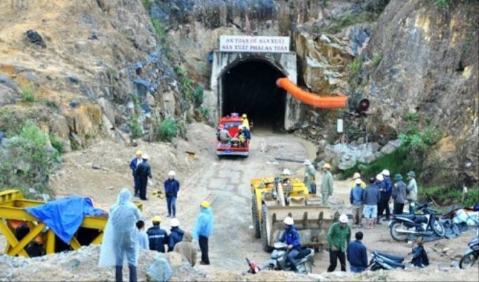 Vietnam&#039;da tünel çöktü, 12 işçi mahsur