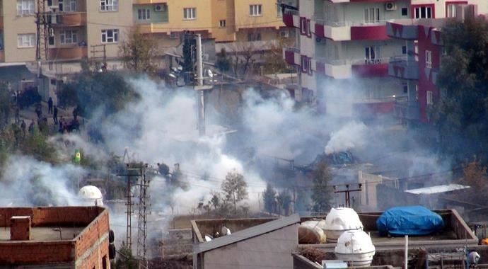 PKK&#039;lıların kazdığı hendeği kapamaya gelen polise saldırı