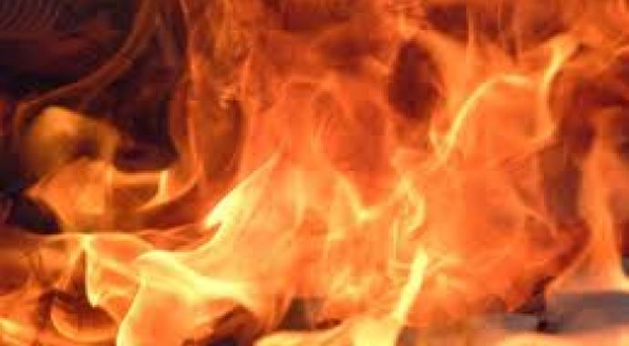 Ateşle oynayan ikizler evi yaktı