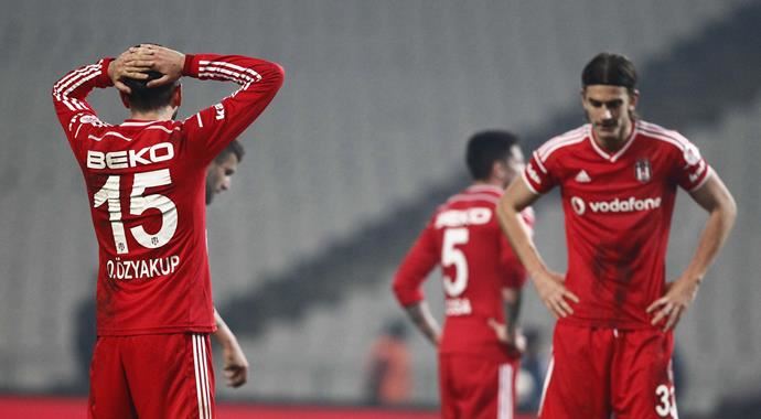 Beşiktaş 9 maç sonra kaybetti, liderlikten oldu!