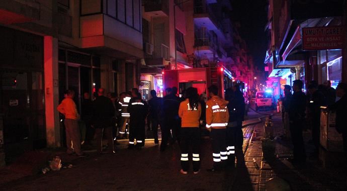 İzmir&#039;deki apartman yangınında 1 kişi öldü
