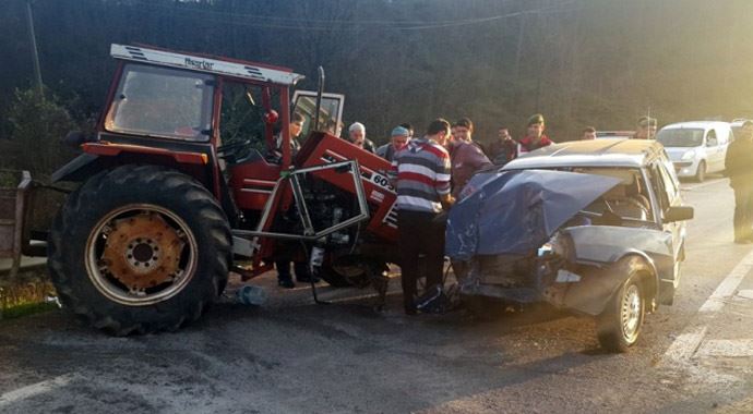 Otomobille traktör çarpıştı: 2 yaralı