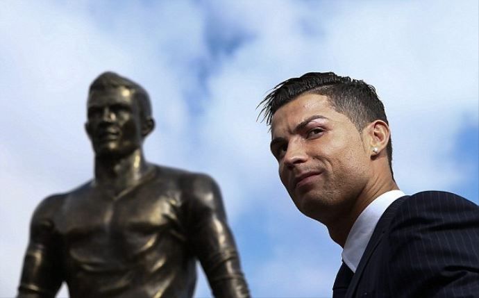 Ronaldo&#039;nun heykeli dikildi
