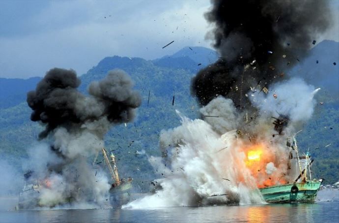 Endonezya&#039;da kaçak avlanan iki balıkçı teknesi batırıldı