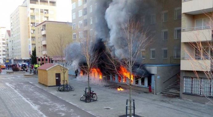İsveç&#039;te Cami Yakıldı: 3 Yaralı