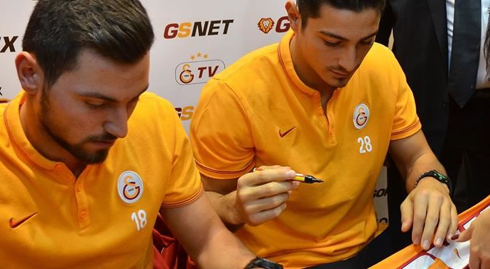 Galatasaray&#039;dan iki isim taraftarlarla buluştu