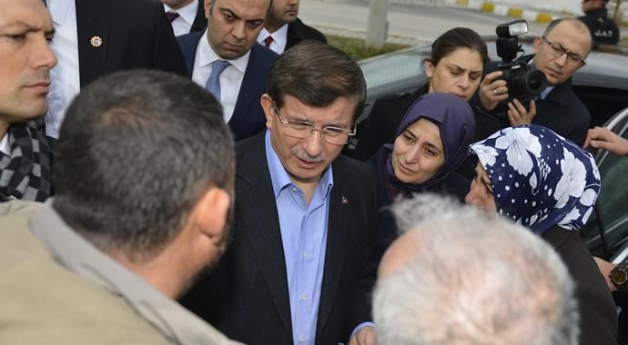 Davutoğlu&#039;nun yolunu kesip ağlayarak yardım istediler - İZLE